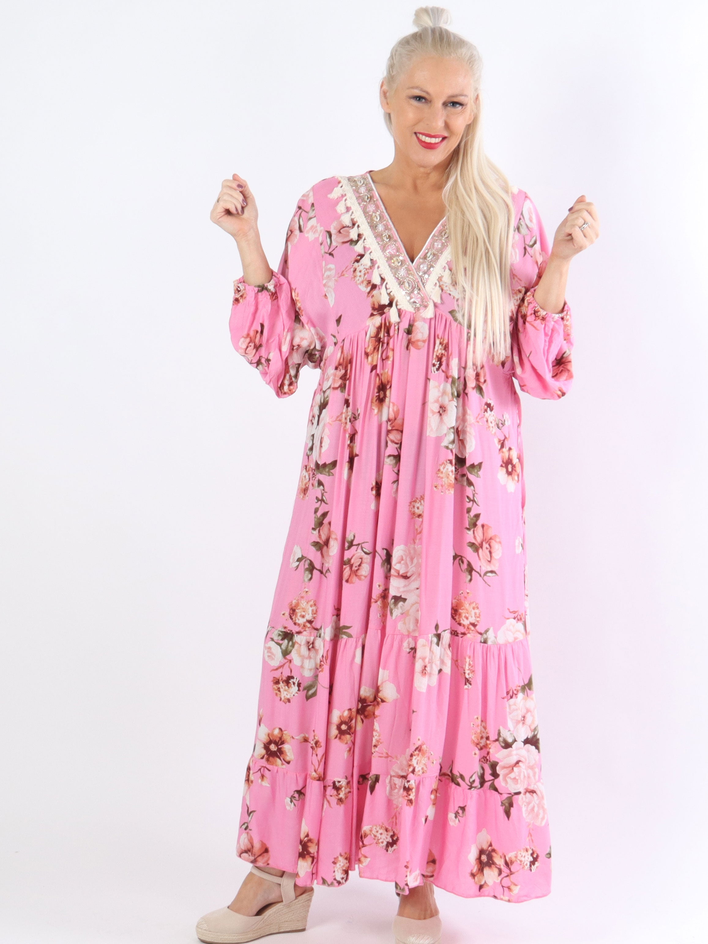 Adelaida Flower - Plus size klänning med snäckor och fransar